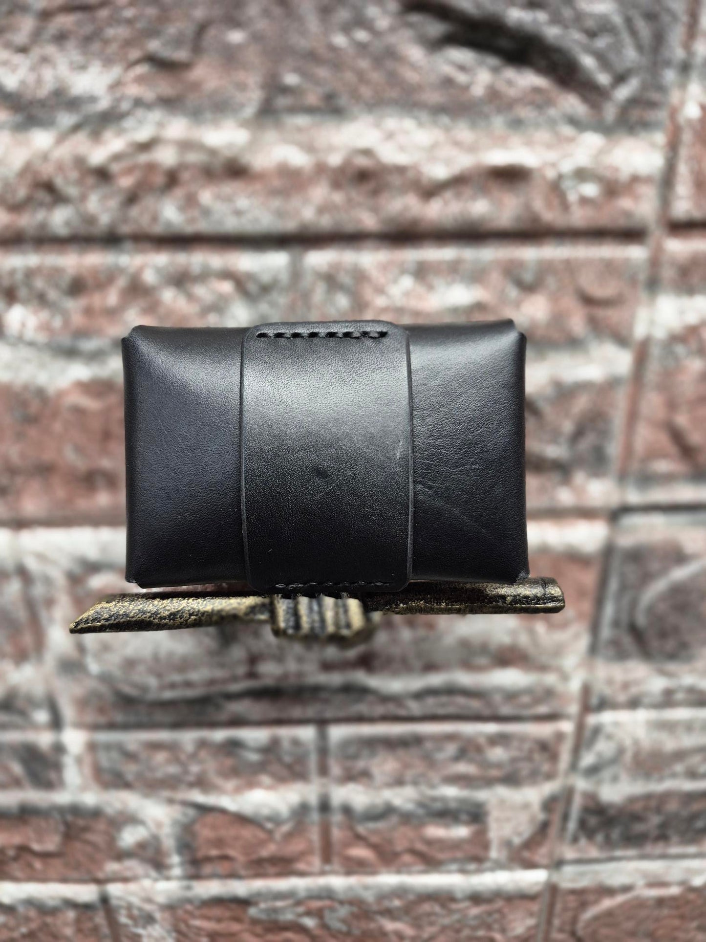 Card or glove holder horizontal belt mounted (Prototype)